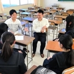 気仙沼高校で課題研究のサポートを行う加藤拓馬さん（左奥）＝宮城県気仙沼市（提供）