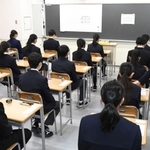 緊張の面持ちで試験開始を待つ受験生たち＝神戸市須磨区西落合１、須磨翔風高校