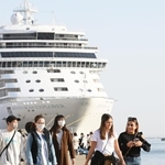 暖かな陽気となった兵庫県内。神戸港には半袖で歩く観光客の姿もあった＝１１日午後、神戸市中央区波止場町