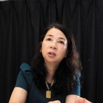聖書を前に大人養子について語る伊達蝶江子さん＝神戸市垂水区