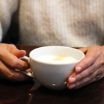 レストランで養子縁組について話す女性