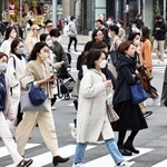 マスク着用が「個人の判断」とされ、通勤の人波にはマスクをしていない人の姿もあった＝１３日午前、神戸市中央区元町通１