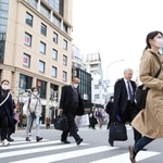 マスク着用が「個人の判断」とされ、通勤の人波にはマスクをしていない人の姿もあった＝１３日午前、神戸市中央区元町通１