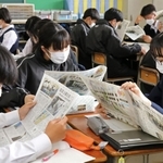 宮城県内の中学生が東日本大震災の被災地を取材してまとめた「震災伝承新聞」を活用した社会科の授業が１３日、兵庫県西宮市宮前町の市立浜脇中学校であった。行方不明の妻を捜すため潜水士の資格を取った男性、つらくて話せなかった体験を語り始めた大学生…。浜脇中の生徒は記事を読み、被災地に思いを寄せた。