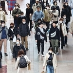 三宮センター街を歩く買い物客をみると、着用している人の方が多かった＝１３日午前、神戸市中央区三宮町１