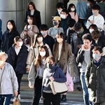 マスク姿の人々が目立つ三宮駅前＝１３日午後、神戸市中央区