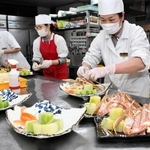 城崎温泉の旅館「湯楽」で料理長を務める中村月美さん（右）＝兵庫県豊岡市城崎町湯島