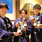 Ｚ世代向け日本酒「プティジュ」を販売する関西学院大商学部の学生＝神戸市東灘区御影塚町１、神戸酒心館