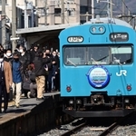 終点の和田岬駅に到着し、１０３系から下りる通勤客ら＝神戸市兵庫区和田宮通４