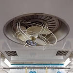 車内の天井に取り付けられた扇風機