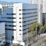 解体工事が始まったＴＡＳＡＫＩの旧本社ビル（中央）＝神戸市中央区港島中町６