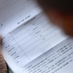 コロナ特例貸付の免除決定通知を手にする男性。「年末は所持金が本当になくなってね。情けないけど」＝神戸市灘区（画像の一部を加工しています）