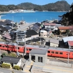 ダイヤ改正で消える午前９時台の豊岡行き普通列車。手前はＪＲ柴山駅。奥に旅館や民宿などが並ぶ＝兵庫県香美町香住区浦上
