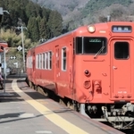 減便される豊岡行き普通列車に乗り込む利用客ら＝柴山駅