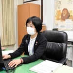 執務室でパソコンに向かう鳥取県の池上祥子統轄監＝同県庁