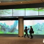 ＪＲ大阪駅うめきた地下口構内には巨大スクリーンと液晶ディスプレーにアートを映し出す演出も＝１６日午前、大阪市北区