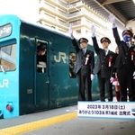 引退の日を迎え、兵庫駅を出発する和田岬線の１０３系車両＝神戸市兵庫区駅南通５、ＪＲ兵庫駅