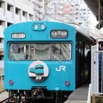 象徴的なスカイブルーの車両が多くのファンを引きつけ愛された＝神戸市兵庫区駅南通５