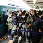 引退を見届けようと、県内外から多くのファンが駆けつけた＝神戸市兵庫区駅南通５