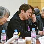 明石市の歩道橋事故について話す三木清さん（中央）。左は下村誠治さん、右はソウル・梨泰院事故の遺族会の李鐘澈代表＝１７日、ソウル