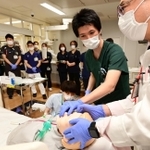 赤ん坊用の治療ベッドがずらりと並んでいた。ここは兵庫県立こども病院（神戸市中央区）の小児集中治療科（ＰＩＣＵ）だ。