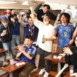 サッカーＷ杯ドイツ戦で熱い声援を送るファンら。逆転勝ちの展開に大盛り上がり＝２０２２年11月、神戸市中央区古湊通１、スポルテリア
