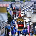 １世紀ぶりに復活を遂げた「鉾」を屋根に立て、電柱がなくなった通りを進む２基の鉾山＝１９日午前、丹波篠山市河原町
