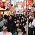 マスク緩和で迎えた初の週末、大勢の観光客らで賑わった神戸・南京町＝１９日午後、神戸市中央区