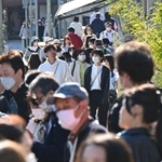 マスク緩和で迎えた初の週末、大勢の観光客らで賑わった北野通り＝１９日午後、神戸市中央区