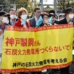 横断幕を掲げて裁判所へと向かう住民関係者ら＝神戸市中央区橘通２、神戸地裁