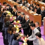 任期最後となった兵庫県議会の定例会。閉会後、今期で引退する１１人の議員に花束が贈られた＝２０日午前、県議会本会議場