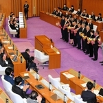 任期最後となった兵庫県議会の定例会。閉会後、今期で引退する１１人の議員に花束が贈られた＝２０日午前、県議会本会議場