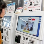 カメラを備えた乗り場の券売機。顔認証の登録が可能で、チケット不要で乗船できる＝神戸市中央区神戸空港