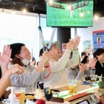 吉田正尚選手のチーム初ヒットに喜ぶファン＝神戸市中央区下山手通１、スポーツカフェバーＳＴＡＤＩＵＭ