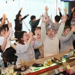吉田正尚外野手の同点本塁打に喜びを爆発させるファン＝神戸市中央区下山手通１、スポーツカフェバー「ＳＴＡＤＩＵＭ」