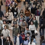 三宮センター街の買い物客ら。マスク着用が依然多いが、少しずつ「ノーマスク」も増えてきた＝２１日午後、神戸市中央区三宮町１（撮影・風斗雅博）