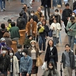 三宮センター街の買い物客ら。マスク着用が依然多いが、少しずつ「ノーマスク」も増えてきた＝２１日午後、神戸市中央区三宮町１（撮影・風斗雅博）