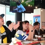村上のソロで同点に追い付き、沸き上がる店内＝２２日午前、神戸市中央区下山手通１（撮影・中西幸大）