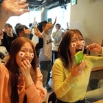 世界一が決まった瞬間に涙を流して歓喜する野球ファンら＝２２日午前、神戸市中央区下山手通１