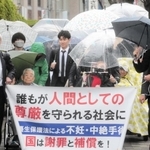 判決言い渡しを前に裁判所へ向かう原告や弁護団ら＝２３日午後、大阪市北区（撮影・小谷千穂）