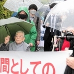 判決言い渡しを前に裁判所へ向かう原告や弁護団ら＝２３日午後、大阪市北区（撮影・小谷千穂）