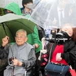 判決言い渡しを前に裁判所へ向かう原告や弁護団ら＝２３日午後、大阪市北区（撮影・小谷千穂）