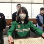 特殊詐欺の発生を未然に防ぎ、感謝状を贈られるコンビニ店のオーナー＝兵庫県警本部