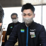 特殊詐欺の発生を未然に防ぎ、感謝状を贈られるコンビニ店のオーナー＝兵庫県警本部