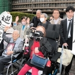 旧優生保護法訴訟の控訴審判決で、逆転勝訴を喜ぶ原告の小林宝二さん（前列左）と鈴木由美さん（前列右）＝23日午後、大阪高裁