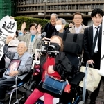 旧優生保護法訴訟の控訴審判決で、逆転勝訴を喜ぶ原告の小林宝二さん（前列左）と鈴木由美さん（前列右）＝２３日午後、大阪高裁