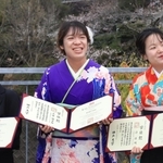通称名で書かれた学位記を手に、同じ研究室の卒業生らと喜び合う久保明日香さん（左から２人目）＝２４日午後、神戸市灘区鶴甲１、神戸大学（撮影・吉田敦史）
