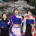 通称名で書かれた学位記を手に、同じ研究室の卒業生らと喜び合う久保明日香さん（中央）＝２４日午後、神戸市灘区鶴甲１、神戸大学（撮影・吉田敦史）