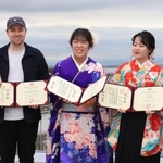 通称名で書かれた学位記を手に、同じ研究室の卒業生らと喜び合う久保明日香さん（中央）＝２４日午後、神戸市灘区鶴甲１、神戸大学（撮影・吉田敦史）