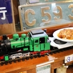 木製ボックス席までＳＬの模型が運んできたカツカレー＝東京都目黒区祐天寺